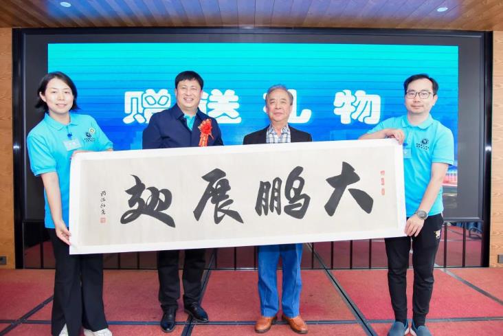 歐陽利堯老先生向粵港澳大灣區(qū)醫(yī)學(xué)校友會(huì)贈(zèng)送書法作品